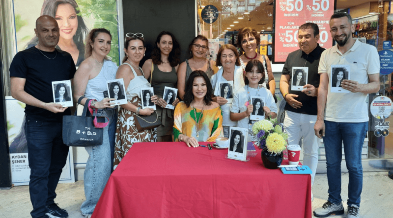 Aydan Şener, D&R'da ilk kitabının ilk imza gününü gerçekleştirdi